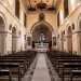 Il luogo di culto si presenta scandito in tre navate divise da otto possenti archi in muratura e terminante in unampia abside centrale segnata da eleganti costoloni